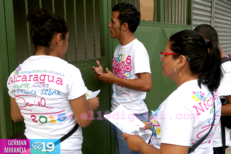 Juventud casa a casa llevando mensaje de Vivir Limpio y Bonito